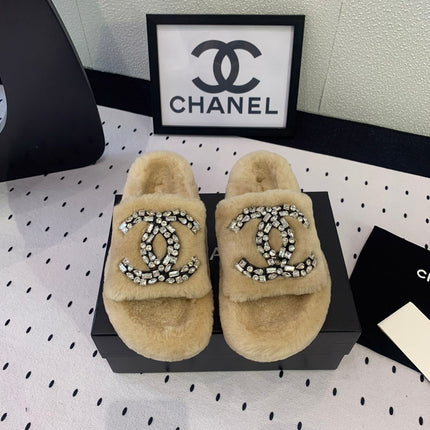 THICK-SOLED SLIPPERS IN BEIGE CREAM SHEEP WOOL