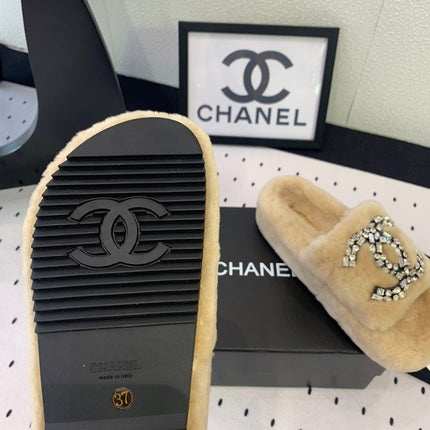 THICK-SOLED SLIPPERS IN BEIGE CREAM SHEEP WOOL