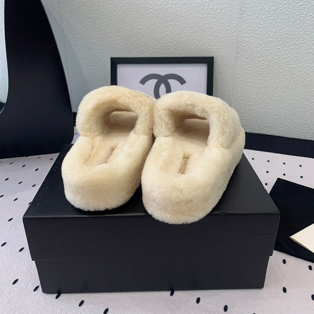 THICK-SOLED SLIPPERS IN WHITE SHEEP WOOL