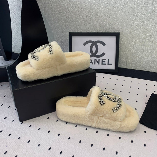 THICK-SOLED SLIPPERS IN WHITE SHEEP WOOL