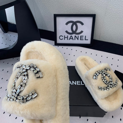 THICK-SOLED SLIPPERS IN WHITE SHEEP WOOL