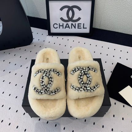 THICK-SOLED SLIPPERS IN WHITE SHEEP WOOL