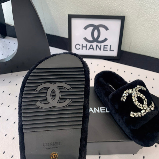 THICK-SOLED SLIPPERS IN BLACK SHEEP WOOL