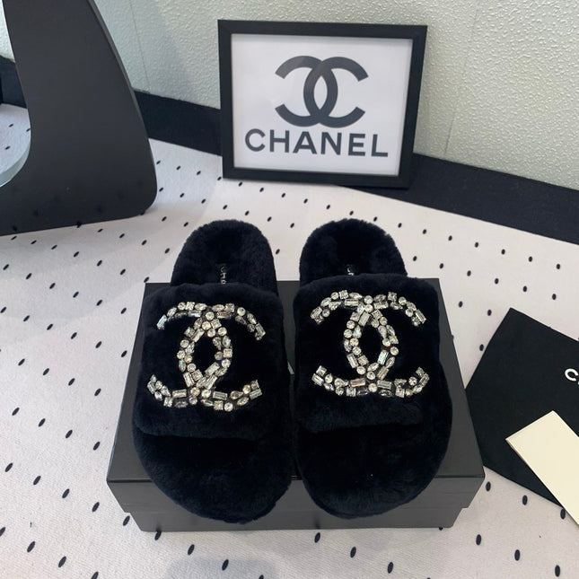 THICK-SOLED SLIPPERS IN BLACK SHEEP WOOL