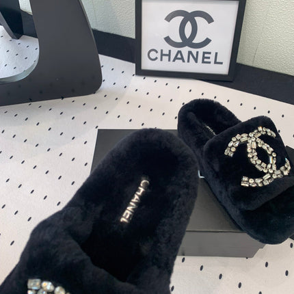 THICK-SOLED SLIPPERS IN BLACK SHEEP WOOL