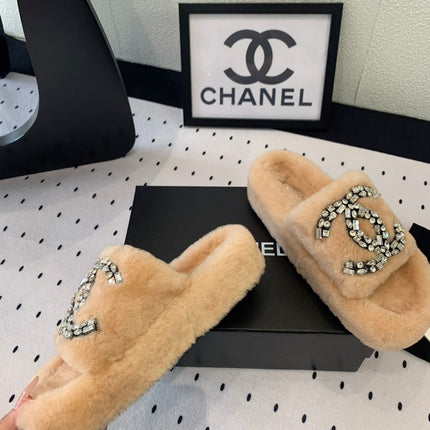 THICK-SOLED SLIPPERS IN BRIGHT CREAM SHEEP WOOL