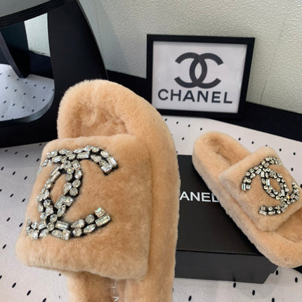 THICK-SOLED SLIPPERS IN BRIGHT CREAM SHEEP WOOL