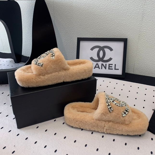 THICK-SOLED SLIPPERS IN BRIGHT CREAM SHEEP WOOL