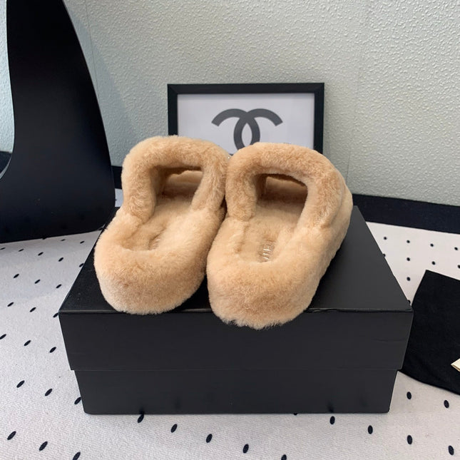 THICK-SOLED SLIPPERS IN BRIGHT CREAM SHEEP WOOL