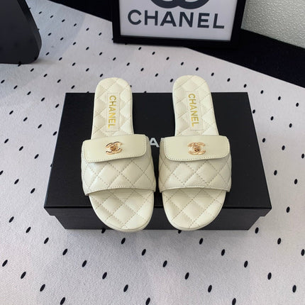 CC SLIPPERS IN WHITE CALFSKIN