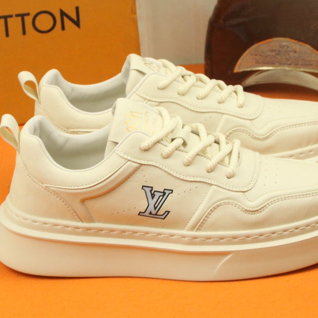 LV TRAINER IN BEIGE CREAM CALFSKIN AND GREY LOGO