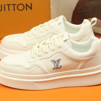 LV TRAINER IN WHITE CALFSKIN AND GREY LOGO