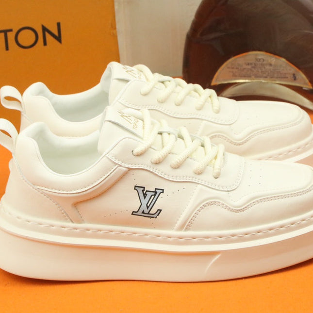 LV TRAINER IN WHITE CALFSKIN AND GREY LOGO