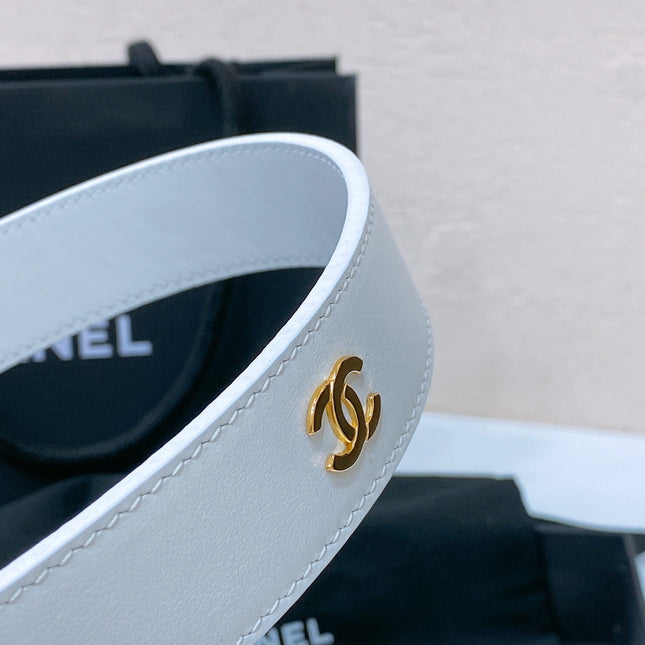 CC BELT 30MM IN WHITE SMOOTH CALFSKIN GOLD MIX WHITE HARDWARE