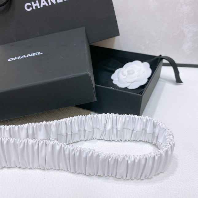 CC ELASTIC BELT 30MM IN WHITE CALFSKIN GOLD HARDWARE WITH RHINSTONES