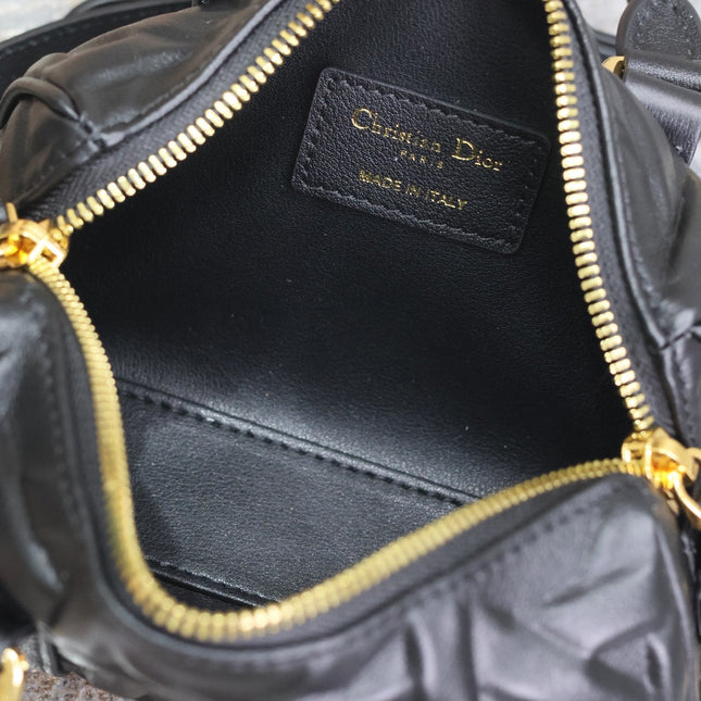 MINI GROOVE BAG 16 IN BLACK MACROCANNAGE CALFSKIN WITH GOLD HARDWARE
