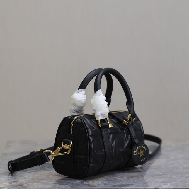 MINI GROOVE BAG 16 IN BLACK MACROCANNAGE CALFSKIN WITH GOLD HARDWARE