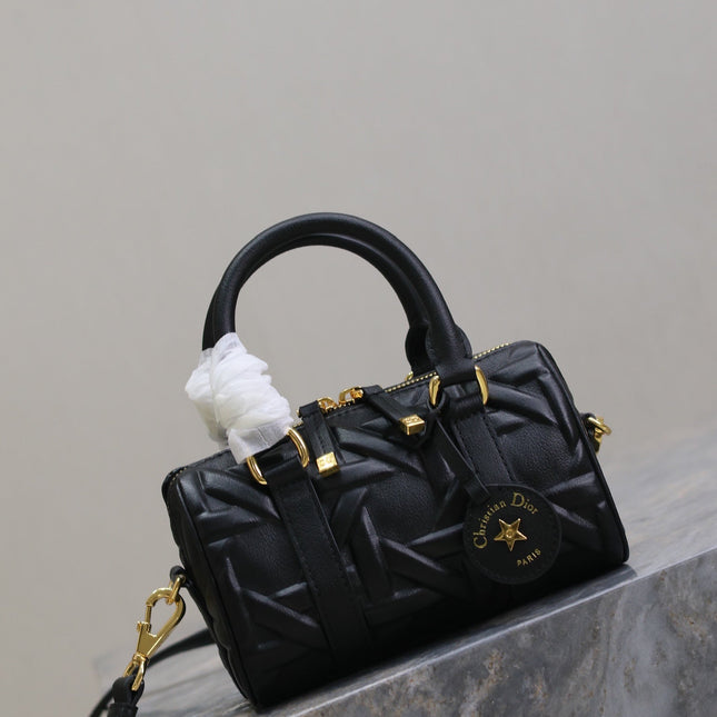 MINI GROOVE BAG 16 IN BLACK MACROCANNAGE CALFSKIN WITH GOLD HARDWARE
