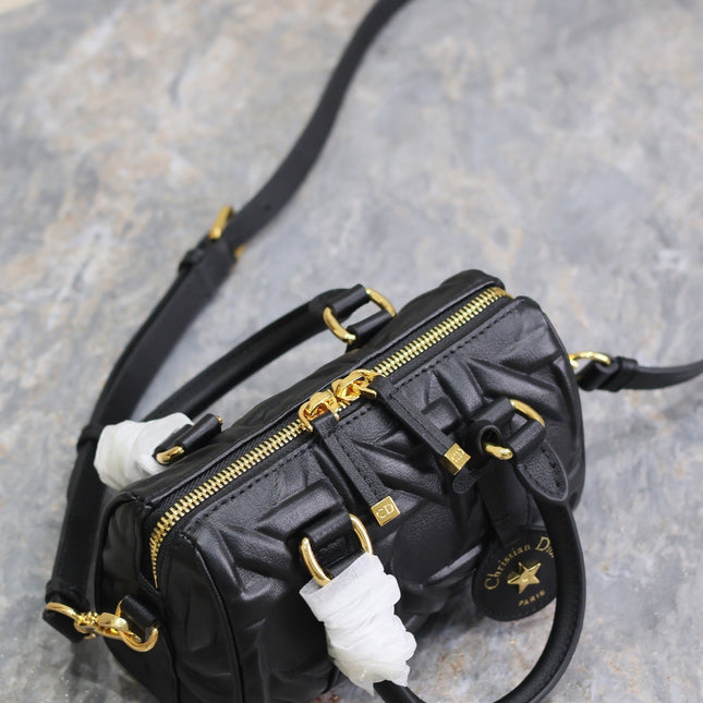 MINI GROOVE BAG 16 IN BLACK MACROCANNAGE CALFSKIN WITH GOLD HARDWARE