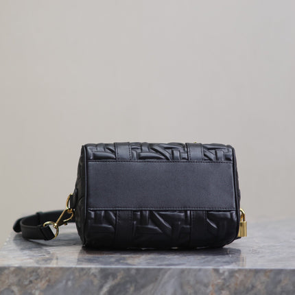 MEDIUM GROOVE BAG 20 IN BLACK MACROCANNAGE CALFSKIN WITH GOLD HARDWARE