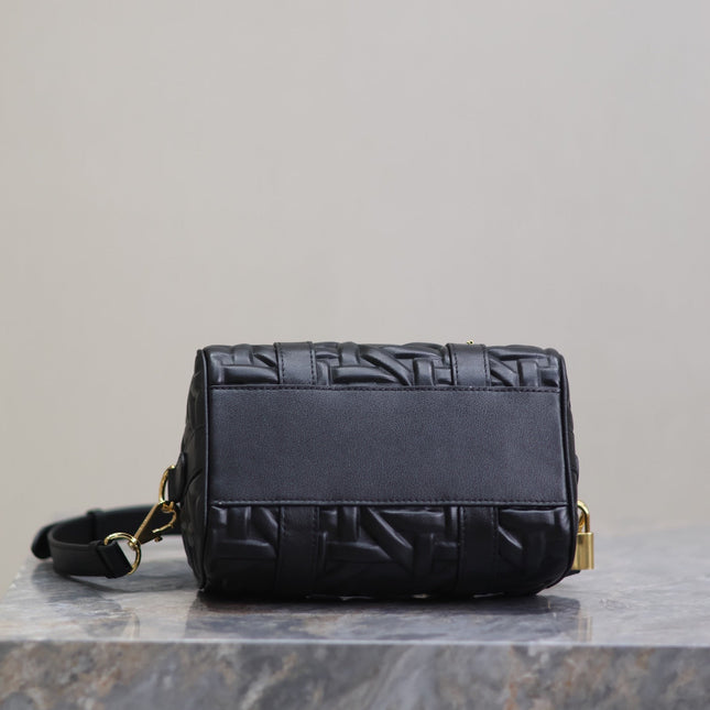 MEDIUM GROOVE BAG 20 IN BLACK MACROCANNAGE CALFSKIN WITH GOLD HARDWARE