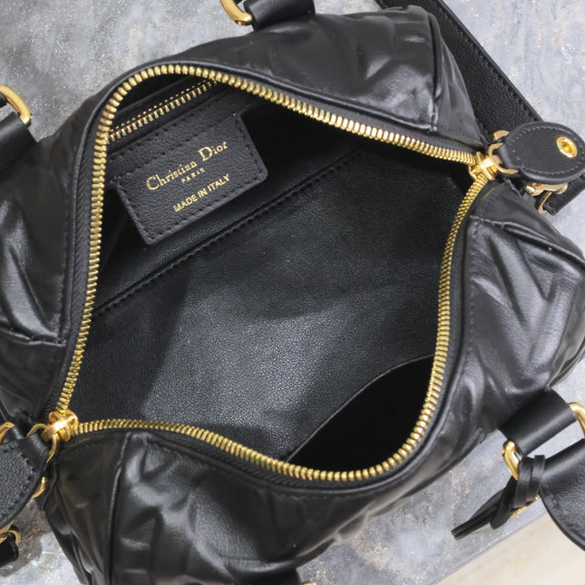 MEDIUM GROOVE BAG 20 IN BLACK MACROCANNAGE CALFSKIN WITH GOLD HARDWARE