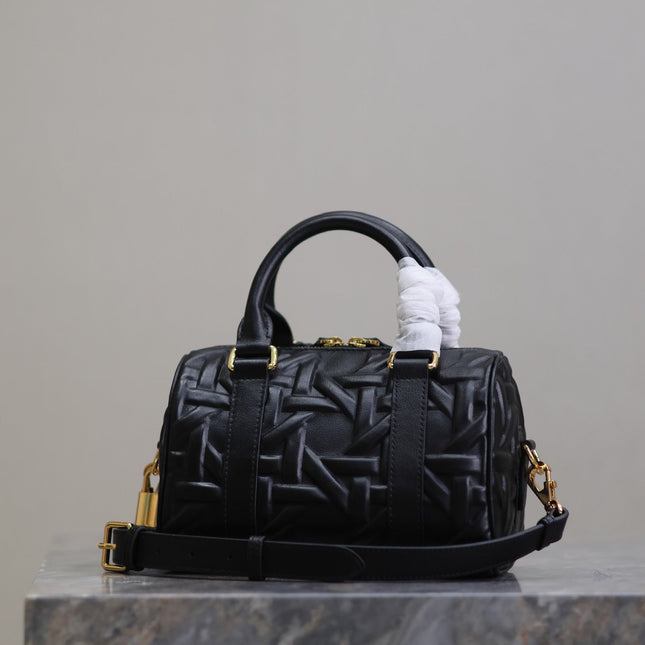 MEDIUM GROOVE BAG 20 IN BLACK MACROCANNAGE CALFSKIN WITH GOLD HARDWARE