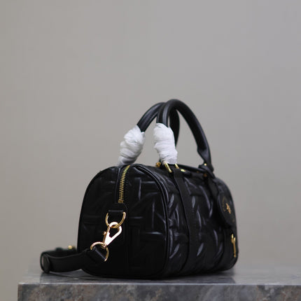 MEDIUM GROOVE BAG 20 IN BLACK MACROCANNAGE CALFSKIN WITH GOLD HARDWARE