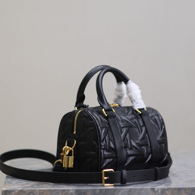MEDIUM GROOVE BAG 20 IN BLACK MACROCANNAGE CALFSKIN WITH GOLD HARDWARE
