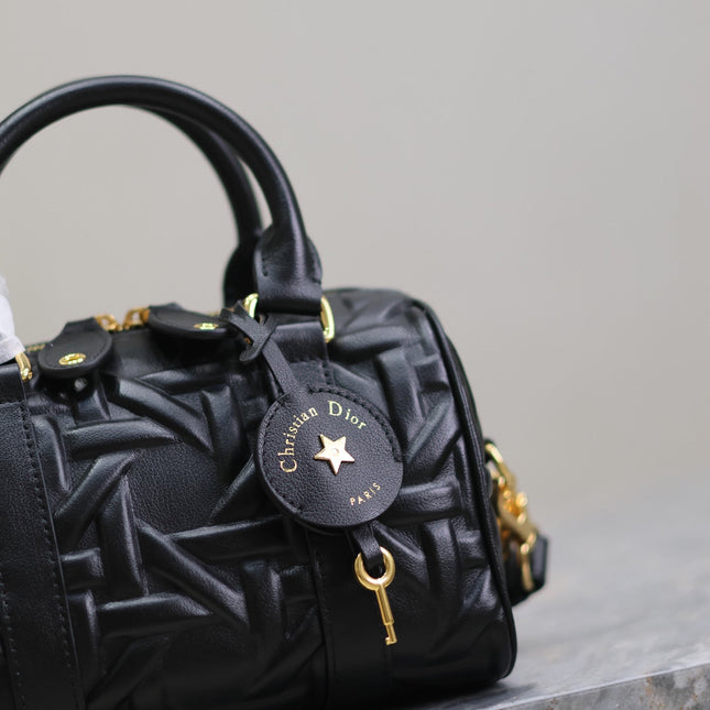 MEDIUM GROOVE BAG 20 IN BLACK MACROCANNAGE CALFSKIN WITH GOLD HARDWARE