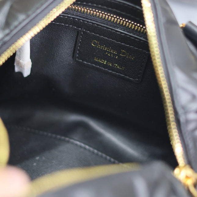 MEDIUM GROOVE BAG 20 IN BLACK MACROCANNAGE CALFSKIN WITH GOLD HARDWARE