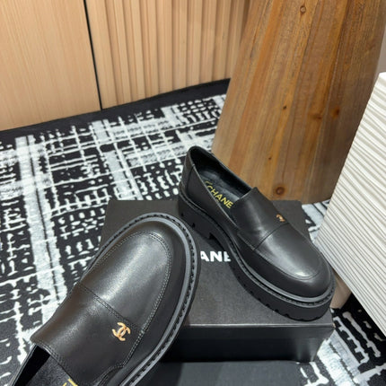 CC MOCCASINS IN BLACK CALFSKIN