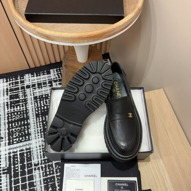 CC MOCCASINS IN BLACK CALFSKIN