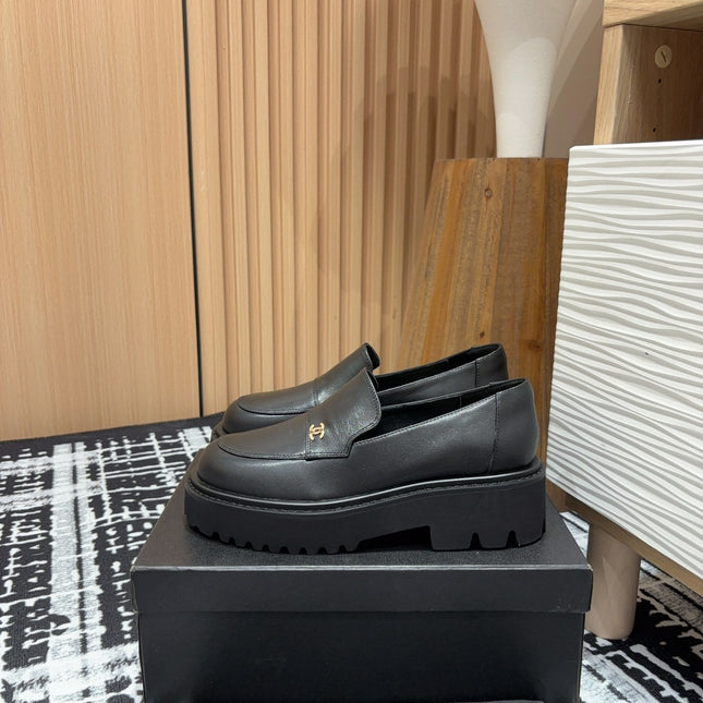 CC MOCCASINS IN BLACK CALFSKIN
