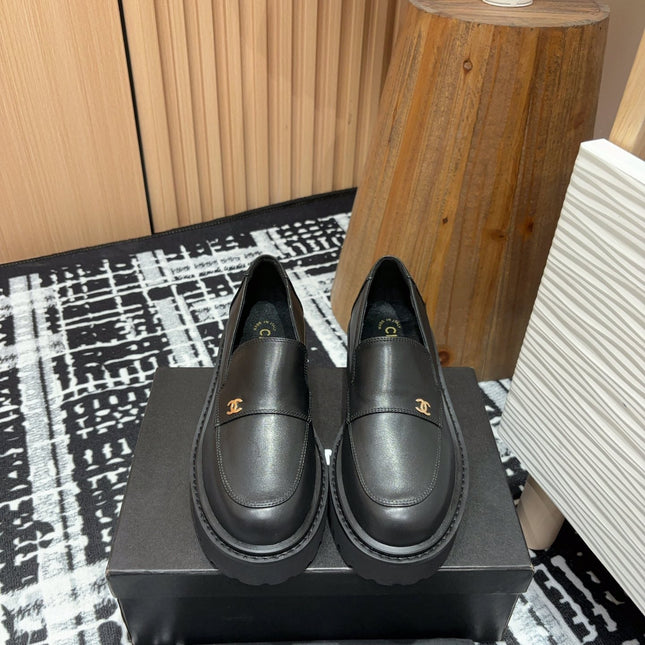 CC MOCCASINS IN BLACK CALFSKIN