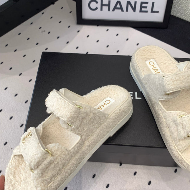 CC DAD SANDAL MULE IN WHITE LAMB FUR