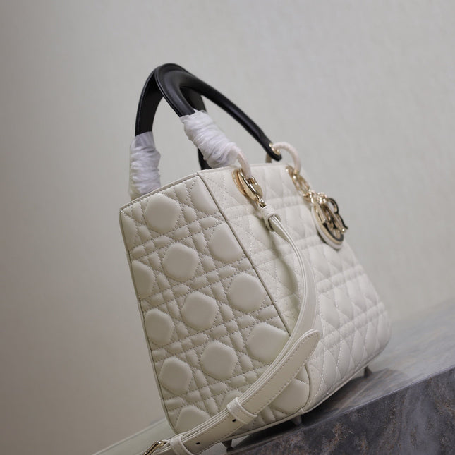 MEDIUM LADY BAG 24 IN WHITE QUILTED MACROCANNAGE CALFSKIN BLACK STRAP
