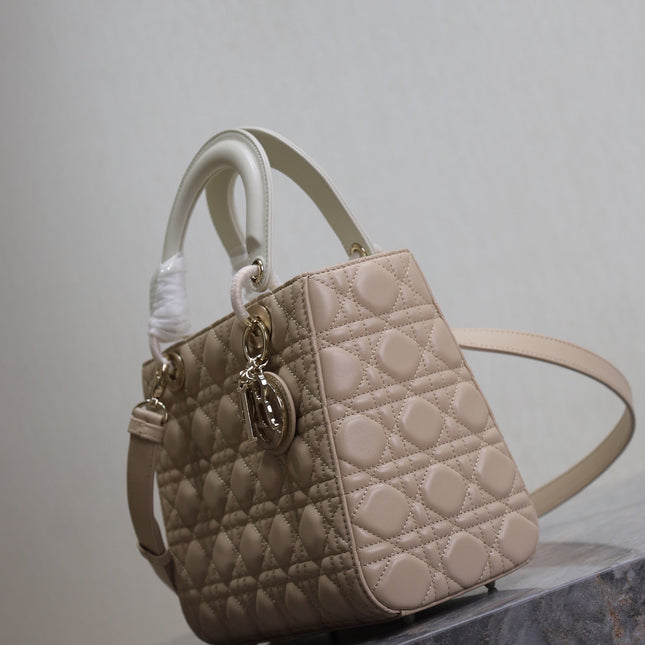 MEDIUM LADY BAG 24 IN POWDER BEIGE QUILTED MACROCANNAGE CALFSKIN METAL CHARM