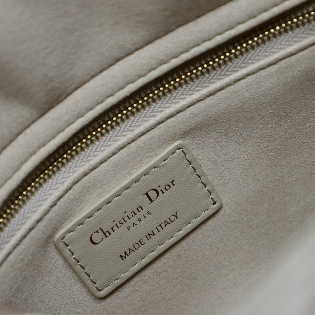 MEDIUM LADY BAG 24 IN POWDER BEIGE QUILTED MACROCANNAGE CALFSKIN METAL CHARM