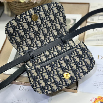 SMALL 19 MONTAIGNE AVENUE TOP HANDLE BAG BLUE DIOR OBLIQUE JACQUARD AND BLACK SMOOTH CALFSKIN 221158
