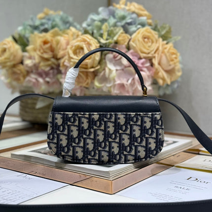SMALL 19 MONTAIGNE AVENUE TOP HANDLE BAG BLUE DIOR OBLIQUE JACQUARD AND BLACK SMOOTH CALFSKIN 221158