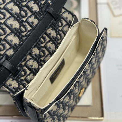 SMALL 19 MONTAIGNE AVENUE TOP HANDLE BAG BLUE DIOR OBLIQUE JACQUARD AND BLACK SMOOTH CALFSKIN