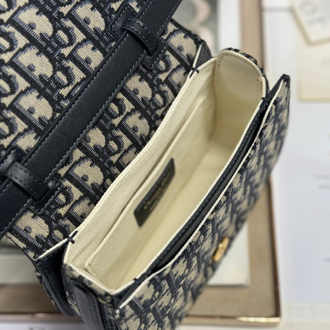 SMALL 19 MONTAIGNE AVENUE TOP HANDLE BAG BLUE DIOR OBLIQUE JACQUARD AND BLACK SMOOTH CALFSKIN