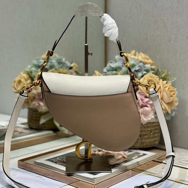 SADDLE BAG 25 WITH STRAP LATTE WHITE MIX MEDIUM BROWN GRAINED CALFSKIN