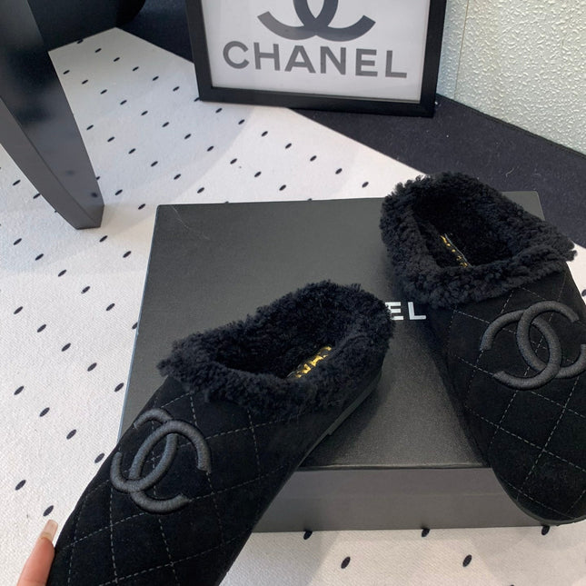 FLAT MULE IN BLACK SUEDE AND LAMB FUR LINING