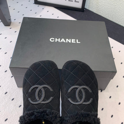 FLAT MULE IN BLACK SUEDE AND LAMB FUR LINING