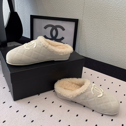 FLAT MULE IN BEIGE SUEDE AND LAMB FUR LINING