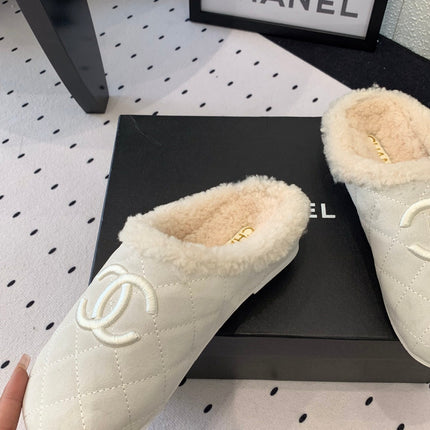 FLAT MULE IN BEIGE SUEDE AND LAMB FUR LINING