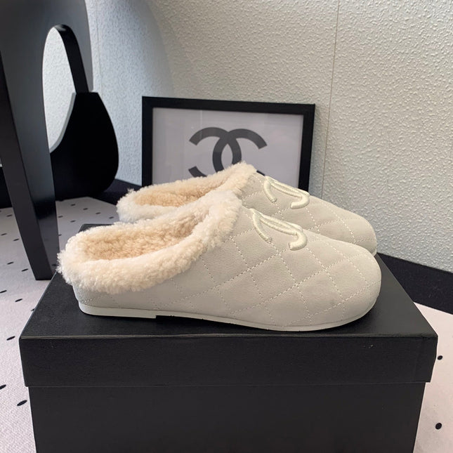 FLAT MULE IN BEIGE SUEDE AND LAMB FUR LINING