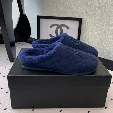FLAT MULE IN NAVY BLUE SUEDE AND LAMB FUR LINING